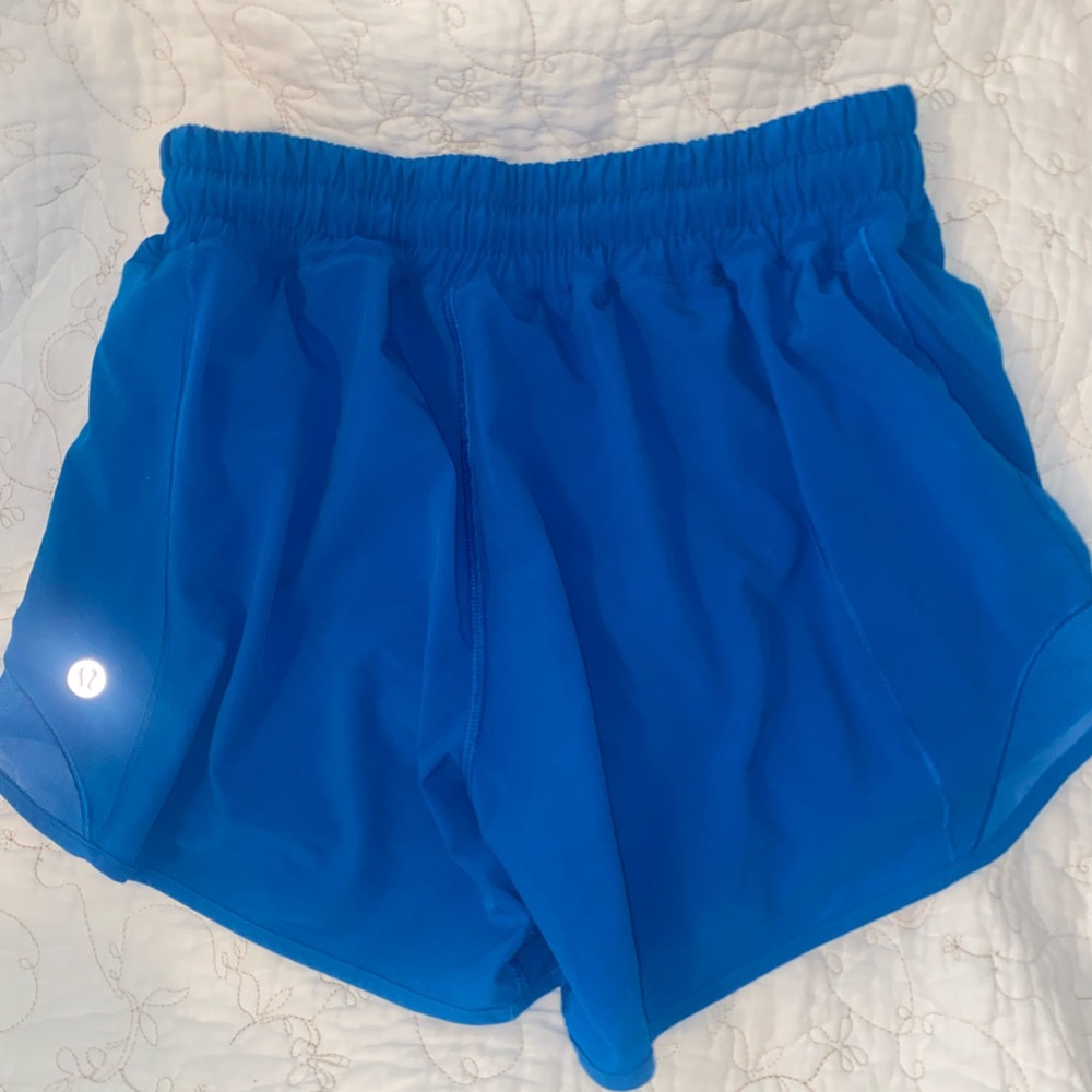 Lululemon Hotty Hot 4” size 4 in color Poolside. Excellent condition.